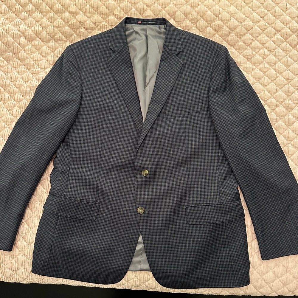 Hart Schaffner and Marx Blue Checked Men’s Sports Coat In Wool. Men’s Size 44R.
